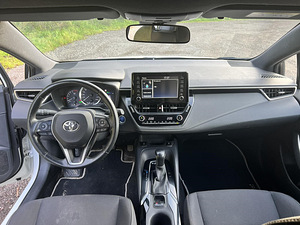 Продам Toyota Corolla Hybrid Touring Sports (13 фото из 15)
