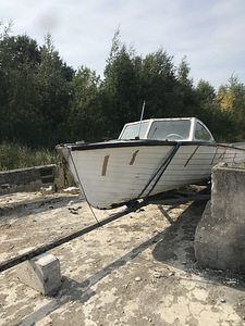 Лодка +прицеп (1 фото из 4)