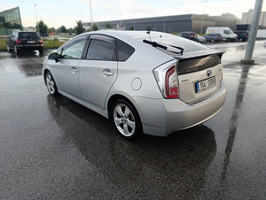 Toyota Prius (3 фото из 12)
