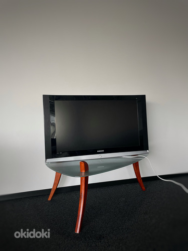 Televiisor koos ajakirjalauaga