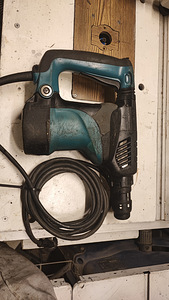 Перфоратор makita HR2811ft (2 фото из 3)