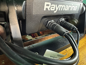 Плоттер эхолот Raymarine Element 7S + датчик CPT-S + карта (4 фото из 10)