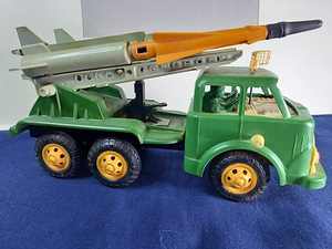 Nõukogude mänguasja Raketikandja. Töökorras (2 foto / 7)