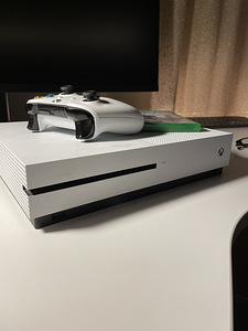 Xbox one S, 500gb + Assassin's Creed Valhalla (4 foto / 4)