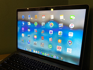 Macbook Pro 2017 13” 256GB (2 foto / 3)