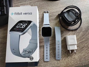 Умные часы Fitbit Versa в идеальном состоянии.