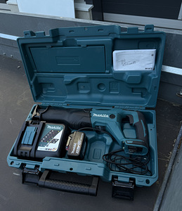 Makita Tiigersaag+ aku 5 ah + laadija + karp (1 foto / 1)