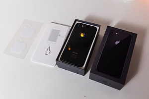 Apple iPhone 8 64 GB / Space Gray (2 foto / 8)