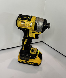 Dewalt DCF 883 аккумуляторная отвертка + аккумулятор 2 Ач (2 фото из 2)