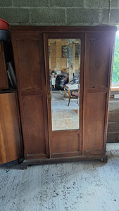Antique Armoir with mirror (1 foto / 2)