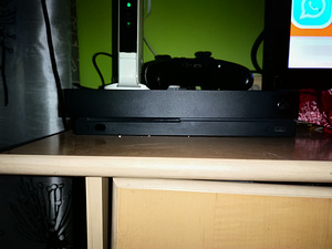 Xbox One X 1TB и 4 игры (2 фото из 3)
