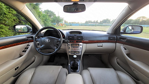 Toyota Avensis Executive (8 foto / 15)