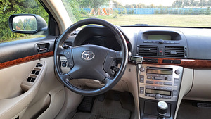 Toyota Avensis Executive (9 foto / 15)