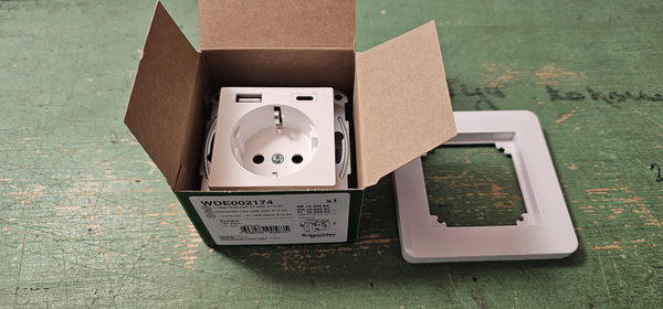 Schneider electric 220v + A+C pistikupesa + valge raam