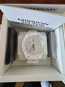 Moonswatch Swatch x Omega Snoopy valge (1 foto / 4)