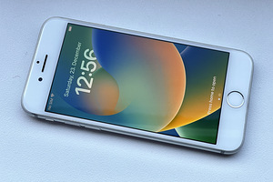 iPhone 8 64 GB Silver (4 foto / 6)