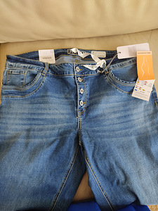 Продам новые джинсы,50 р; 17€