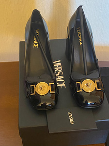 VERSACE VERNICE NERO-ORO LEATHER MEDUSA PUMPS (1 foto / 5)