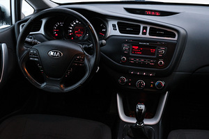 Kia Ceed (9 foto / 13)