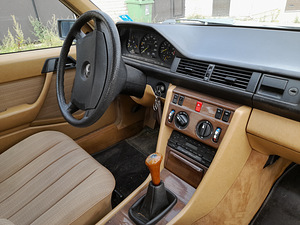 Mercedes-Benz W124 230E (2 foto / 4)