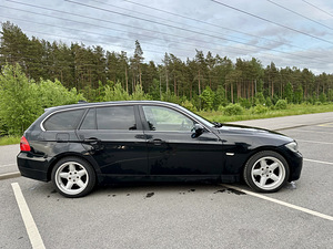 BMW 330xd. Двигатель работает хорошо, много мощности и нет утечек. Коробка перед... (5 фото из 9)