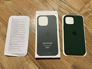 iPhone 13 Pro Max roheline silikoonümbris MagSafe (1 foto / 2)
