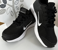 Nike Uus suurus 30, sisetald 18,5 cm.
