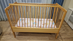 Деревянная кроватка с матрасом