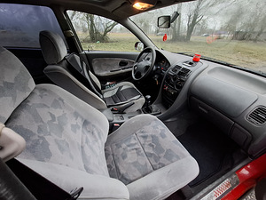 Mitsubishi Carisma (8 foto / 14)