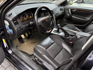 Volvo v70 AWD manuaal (7 foto / 9)
