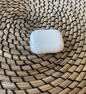 Оригинальные Airpods Pro (2 фото из 3)