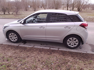 Hyundai i20 (6 foto / 8)