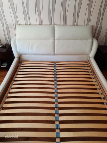 Светлая кожаная кровать, каркас кровати (фото #7)