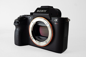 Sony A7R II 42.4MP full-frame 4K hübriidkaamera (1 foto / 2)