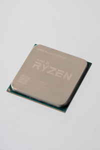 AMD Райзен 7 2700x (1 фото из 4)