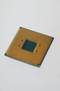 AMD Райзен 7 2700x (2 фото из 4)