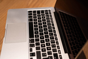 Apple MacBook Pro (Retina, 13-inch, Early 2015) (5 foto / 9)