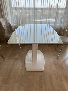 Valge klaasist söögilaud (1 foto / 5)