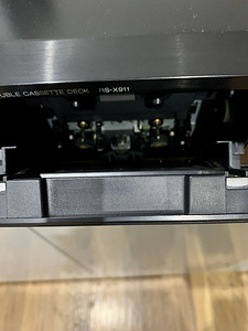 Broneritud: TECHNICS STEREO DOUBLE CASSETTE DECK RS-X911 (4 foto / 10)