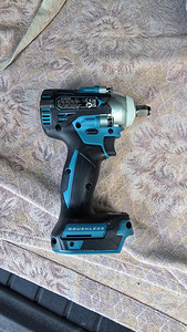 DTW300 makita 18v гайковерт (1 фото из 3)