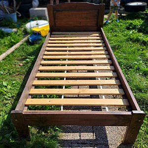 Кровать (1 фото из 2)
