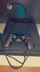 PS4 + игры + два пульта (1 фото из 5)