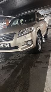 Toyota RAV4 (2 фото из 10)
