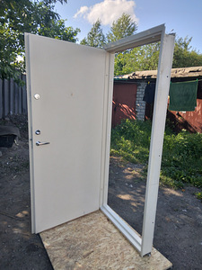 Металлическая дверь (2 фото из 2)