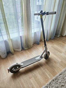 Электросамокат Xiaomi Mi Electric Scooter 3 (3 фото из 4)