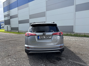 Toyota Rav-4 (5 фото из 15)