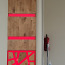 Дизайн освещения из массива дерева на стеновой панели (фото #1)