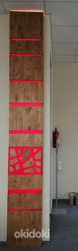 Дизайн освещения из массива дерева на стеновой панели (фото #1)