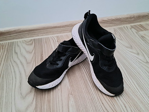 Nike revolution botased s33,5 (21cm) (1 foto / 1)