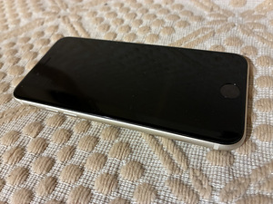 iPhone SE 2022 (4 foto / 8)